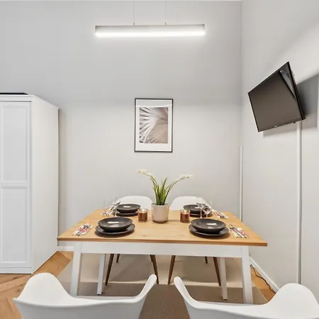 Comfy 2 Bedroom Charlottenburg Appartement *